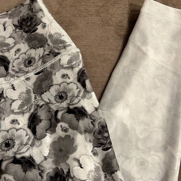 🖤HP🖤 Floral Leggings - Black & White - Picture 3 of 6